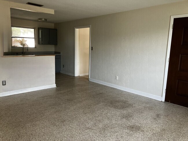 Building Photo - 2 Bedroom with fenced in backyard