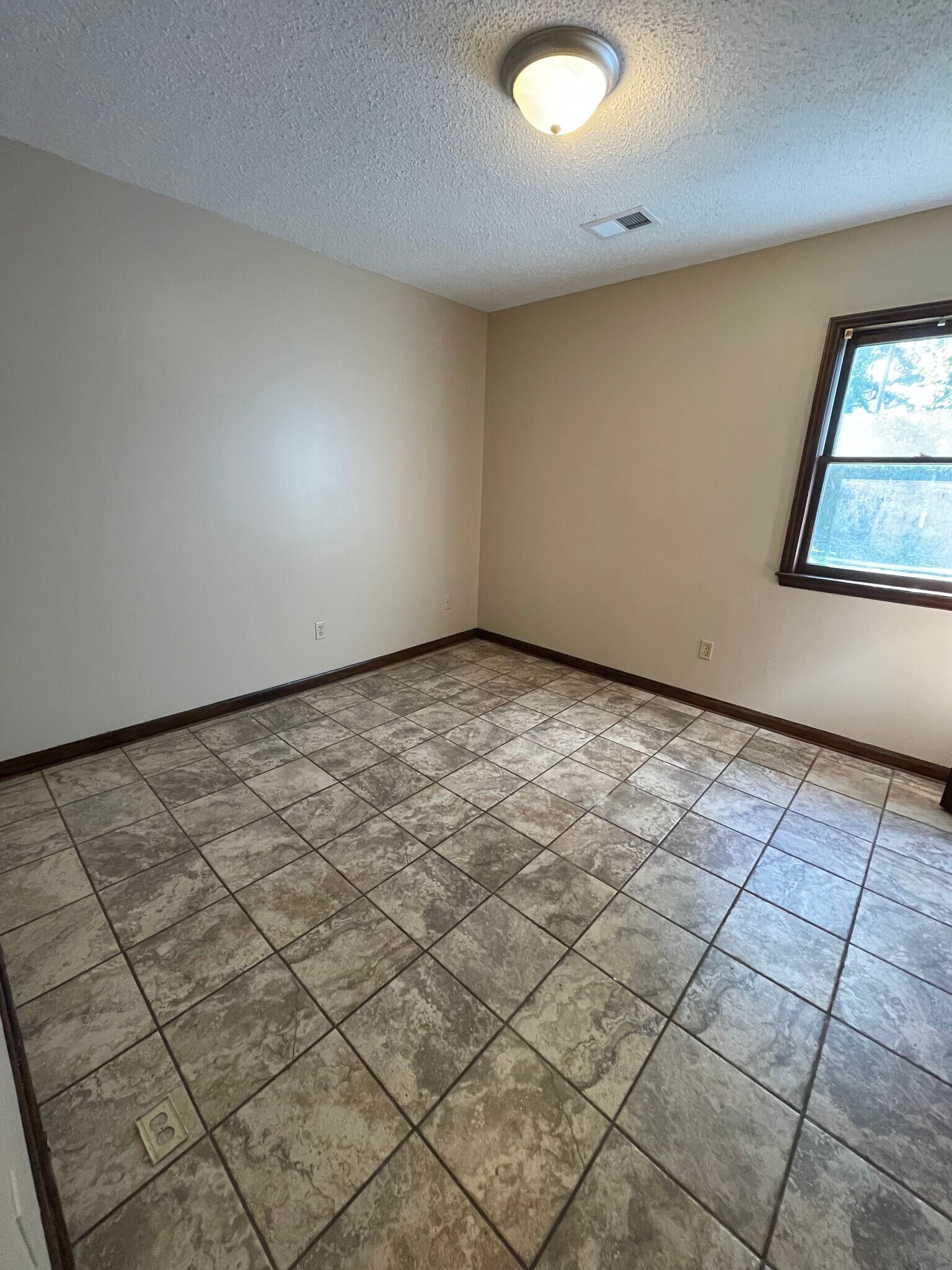 Building Photo - 506 Creekwood Cir