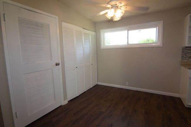 Building Photo - Cute 3 bed 1 bath Large Back Yard