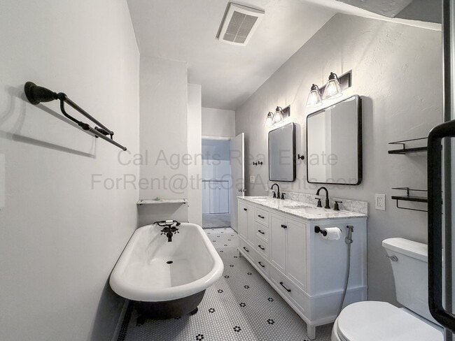 Building Photo - 7352 Saroni Dr