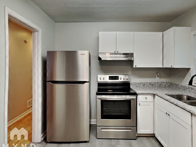 Building Photo - 247 Roxbury Dr