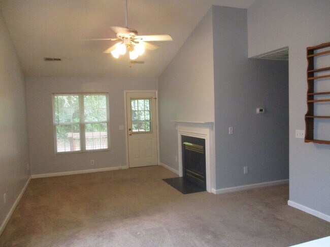 Building Photo - APPLICATION PENDING-Cute one level house i...