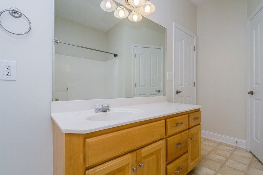 Building Photo - 3011 Overhill Ct