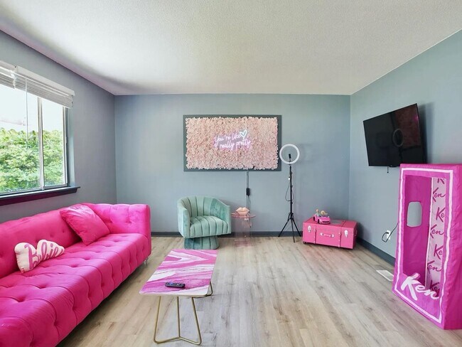 Building Photo - Three Bedroom Home