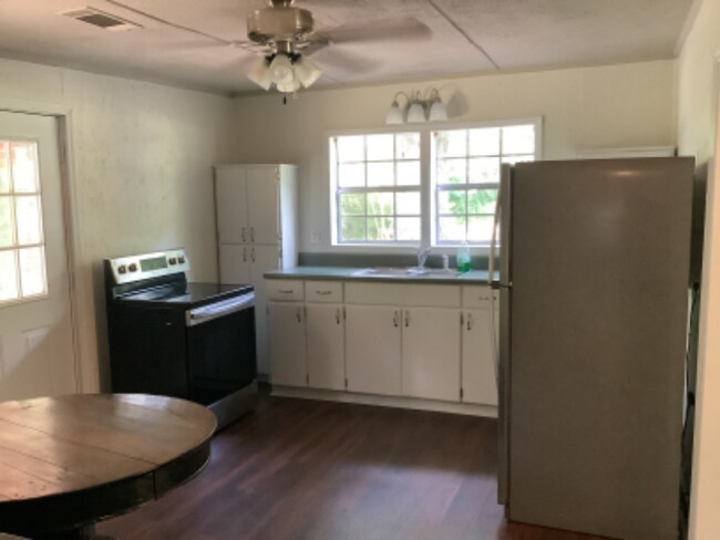 Building Photo - 200 Martin Dr