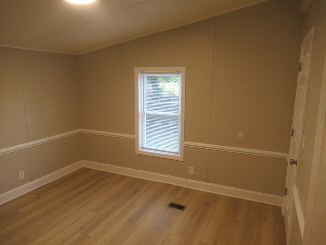 Building Photo - Move-In Ready 3-Bedroom Home in North Lincoln School District!