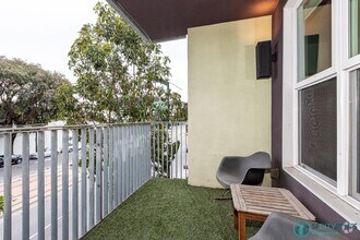 Building Photo - Bayview: Bi-Level 3 Bed 3 Bath w/ Parking,...