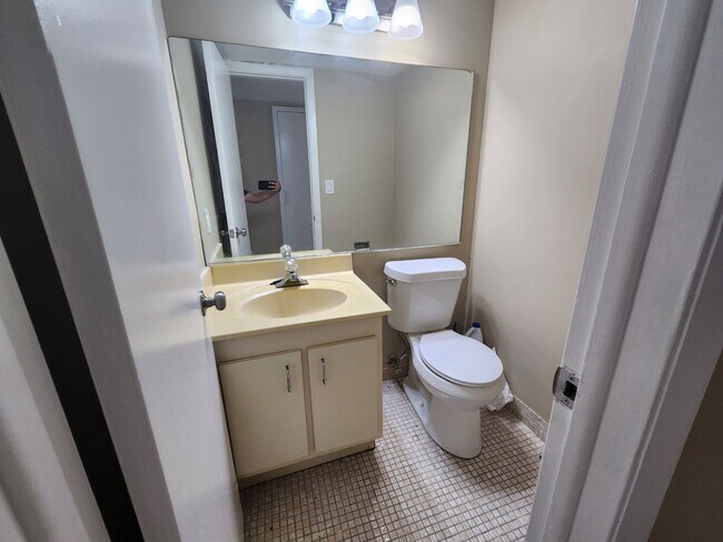 Building Photo - 1 Bed/1.5 Bath