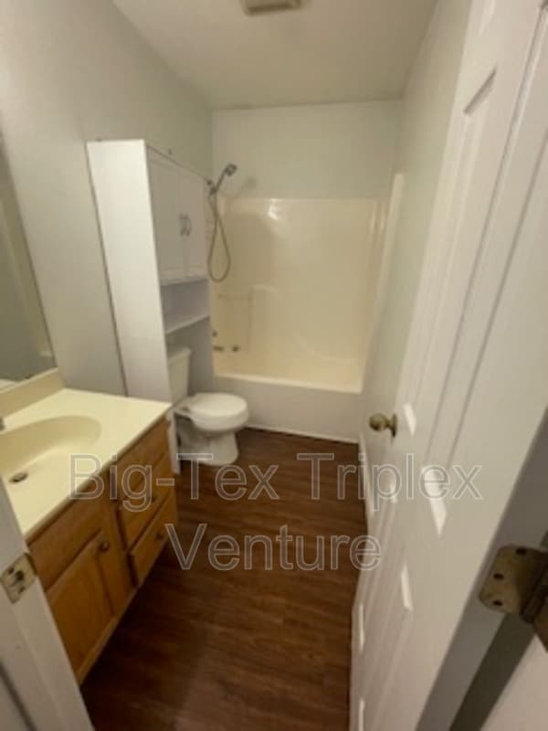 Building Photo - 282 N Pecan St