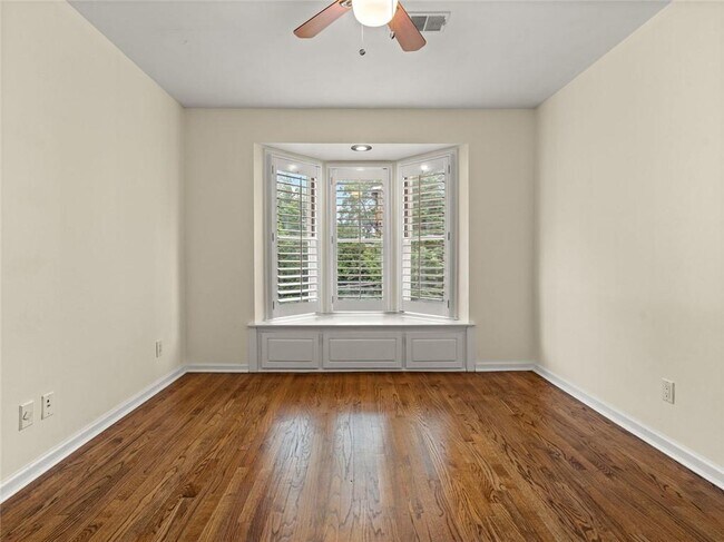 Building Photo - 206 6th St NE