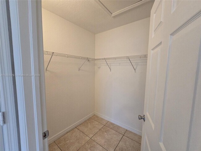 Building Photo - 15 NE 13th Ave