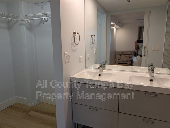 Building Photo - 7430 Sunshine Skyway Ln S