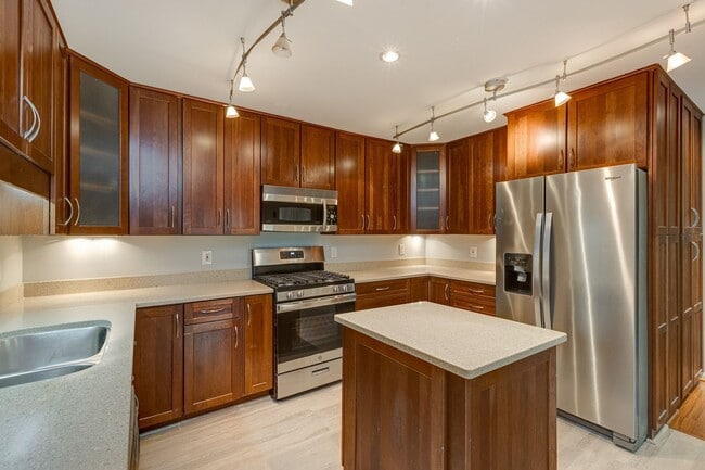 Building Photo - 3303 Spring Lake Ct