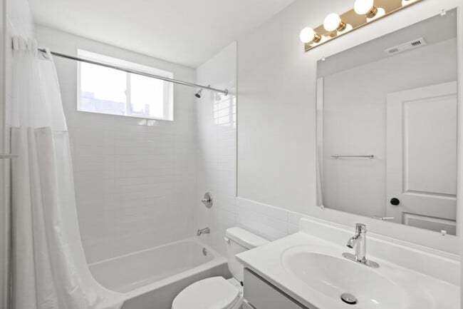 Building Photo - 1 bedroom in Chicago IL 60618