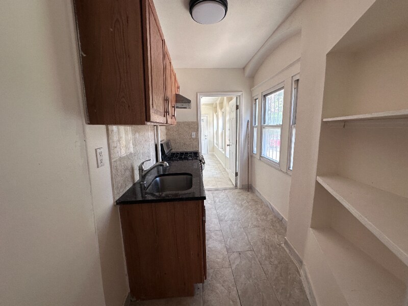 Building Photo - 2332 Aqueduct Ave