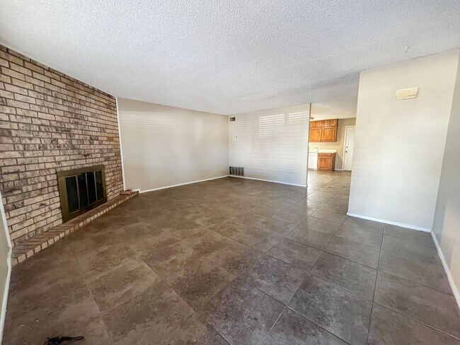 Building Photo - 3302 N Vista Dr