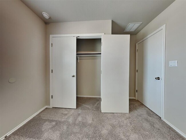 Building Photo - 5121 Saddle Clb Dr