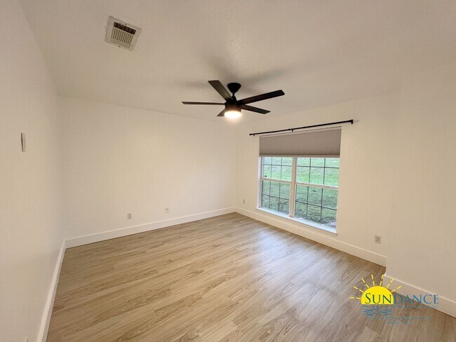 Building Photo - Charming 3-Bedroom + Office Home in Crestview, Prime Location Near I-10 & FL-85!