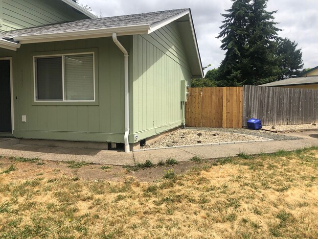 Building Photo - Updated 3 bedroom 1 bath duplex!