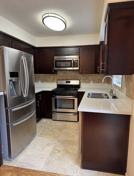 Building Photo - 855 Moraga Dr