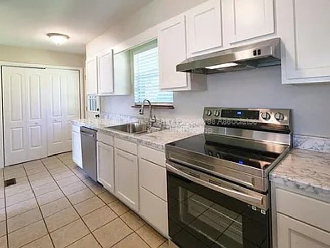 Building Photo - 1005 Francis Rd