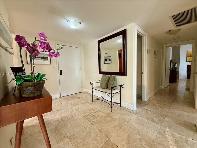 Building Photo - 1121 Crandon Blvd