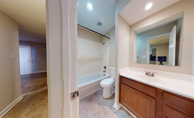 Building Photo - z-103125-Hemingway Heights - 3635-3645 Warwick Blvd