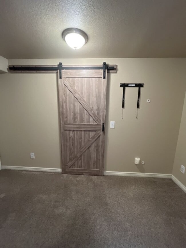 Building Photo - 44 Ranch 5 Bed, 3 Bath Home - 2 Weeks Free...