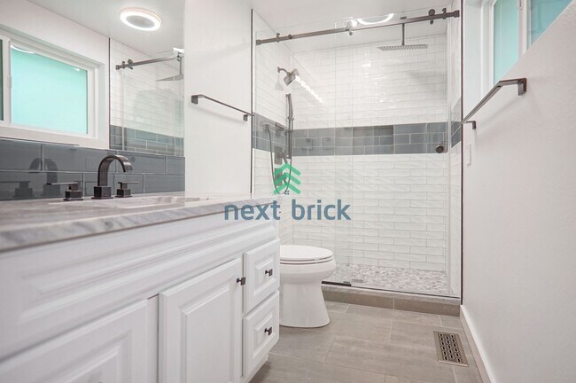 Building Photo - 3 Bed, 2.5 Bath Single Family Available fo...