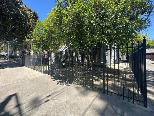 Building Photo - Spacious 1 Bedroom in Downtown Sacramento Where Convivence Is KEY! CALL Today To Schedule a Showing!