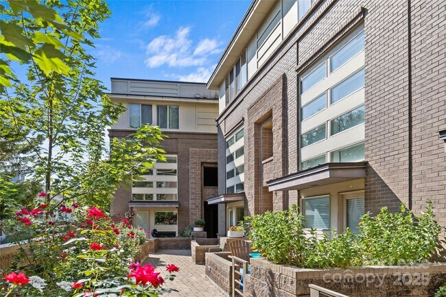 Building Photo - 420 Queens Rd