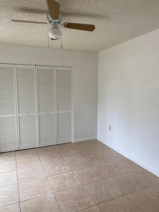 Building Photo - 222 Live Oak Ln