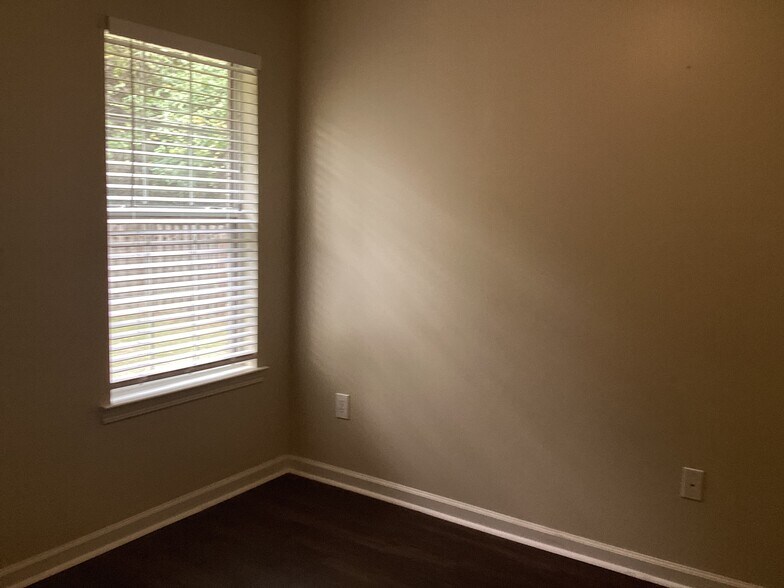 Building Photo - 154 Jamestown Dr