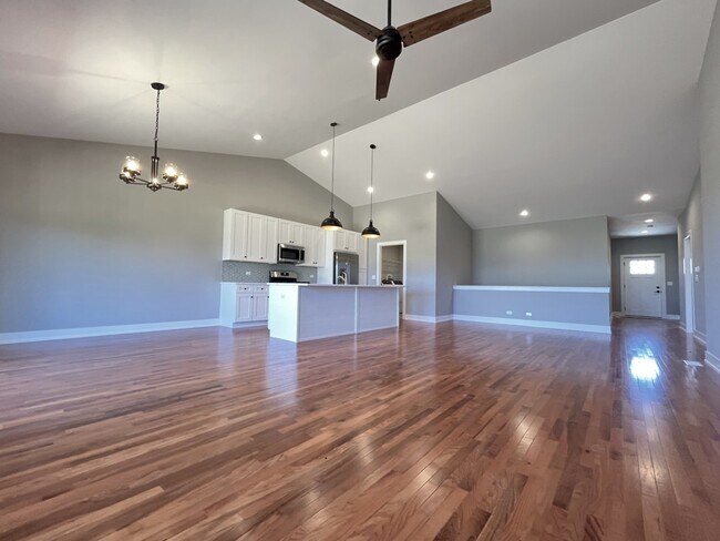Building Photo - 970 Meadow Ln