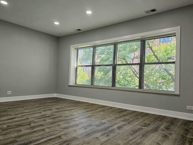 Building Photo - 3208 W Belle Plaine Ave