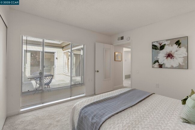 Building Photo - 2017 Pine Knoll Dr