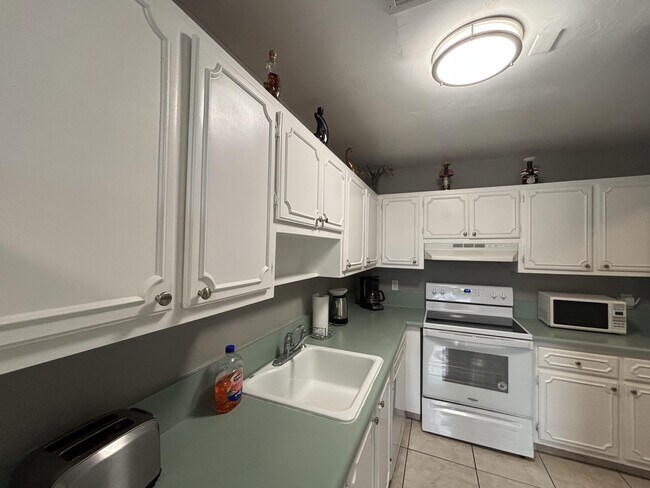 Building Photo - 1120 Boxwood Dr
