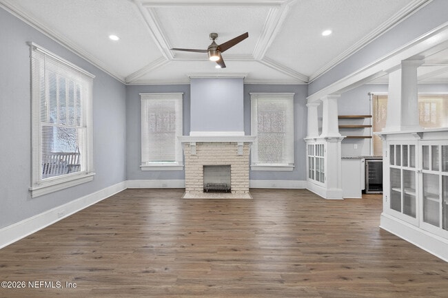 Building Photo - 310 W 10th St