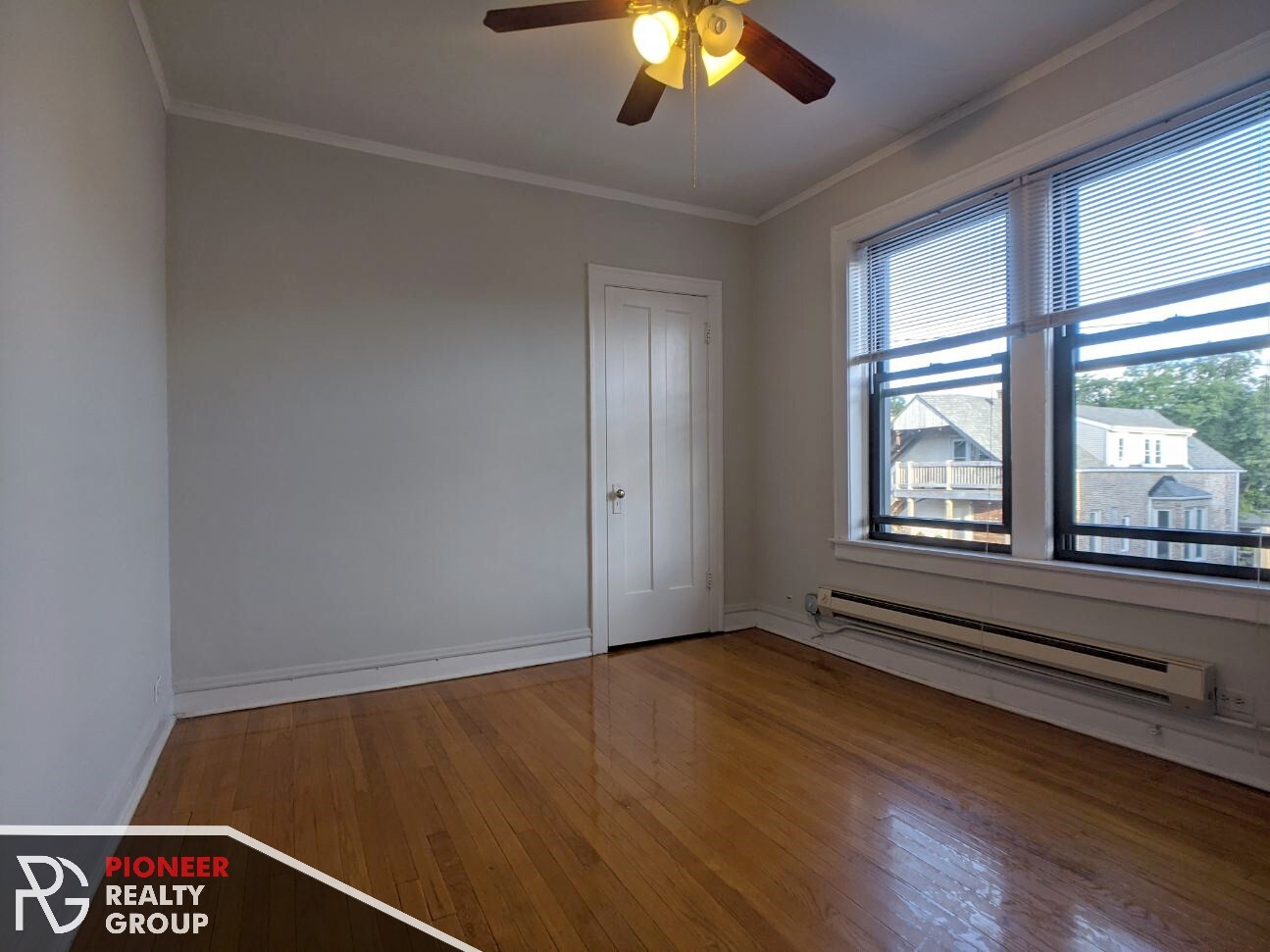 Building Photo - 1129 W Oakdale Ave