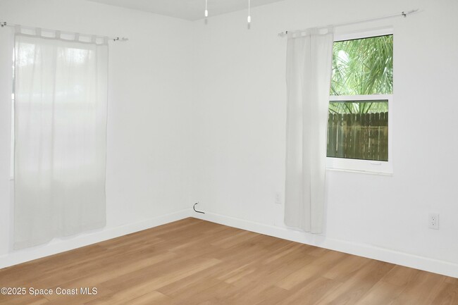 Building Photo - 21 N Fernwood Dr