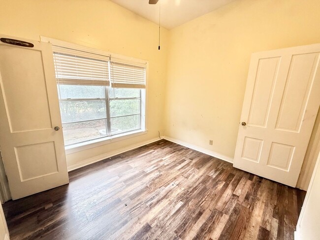 Building Photo - 3 bed/1 bath Duplex