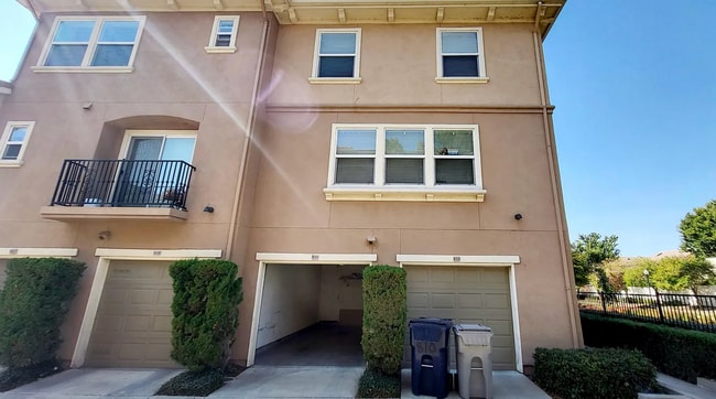 Building Photo - Beautifully Remolded Upscale 2 bed 2 bath ...
