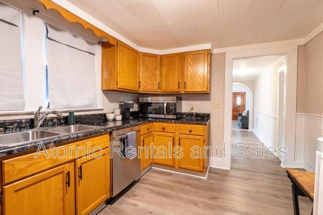 Building Photo - 703 W 2nd Ave