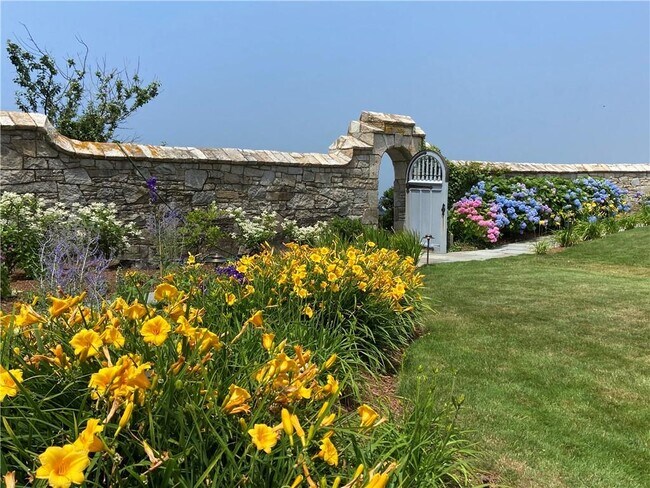 Building Photo - 61 Ledge Rd