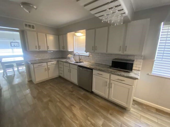 Building Photo - 5566 Beechnut St