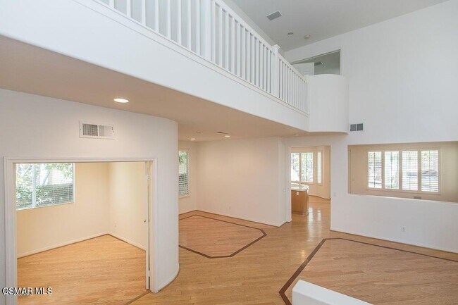Building Photo - 3035 Hollycrest Ave