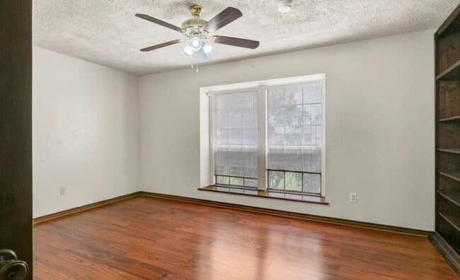 Building Photo - 1119 Meadowvale Dr