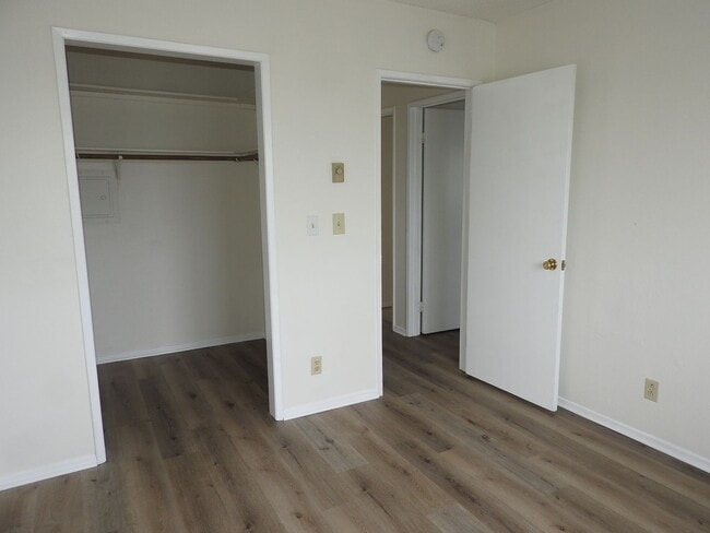 Building Photo - 2 BDR Condo with 2-Car Garage