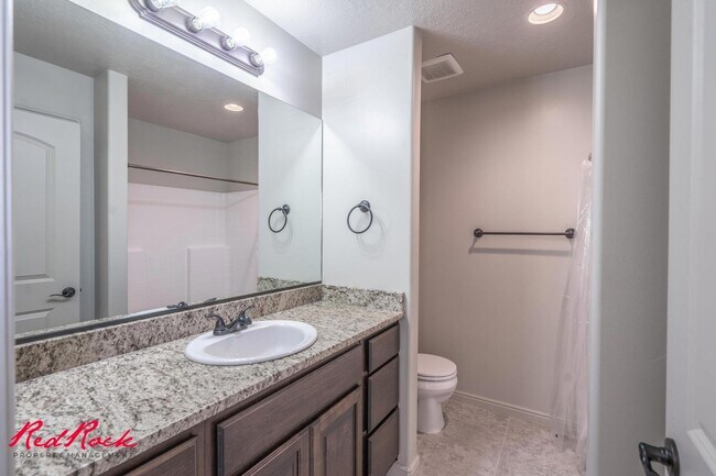 Building Photo - Charming 3 bedroom Townhome. 2 Community Pools!