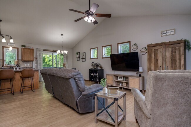 Building Photo - Stunning rambler on Tanager Road!